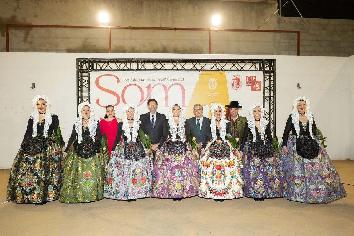 Foto de familia de las nuevas representantes de las Hogueras junto al alcalde de Alicante y el conseller Rovira, entre otros.