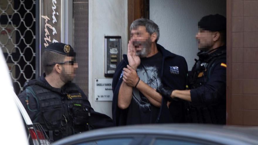 Agentes acompañan a uno de los CDR durante un registro.