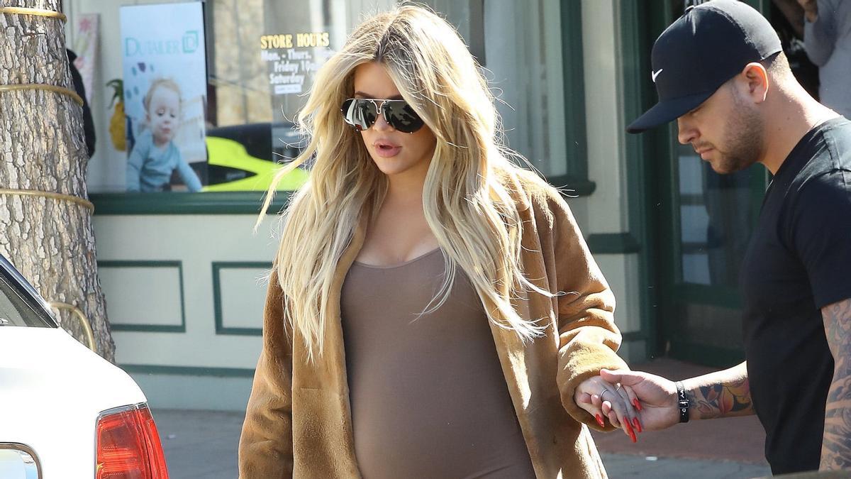 Khloé Kardashian pasea embarazada por Los Angeles