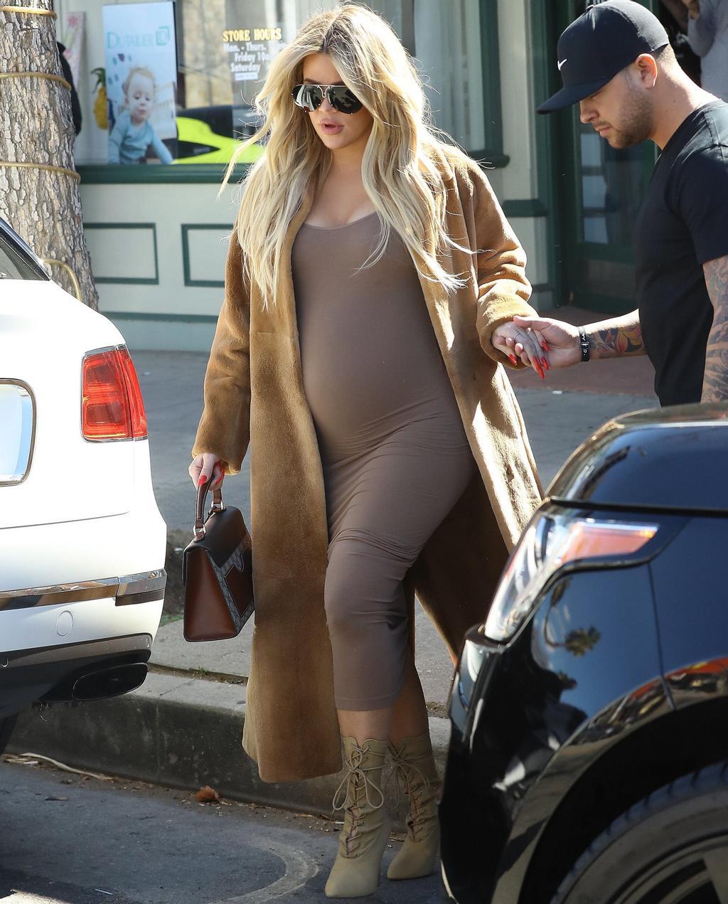 Khloé Kardashian pasea embarazada por Los Angeles