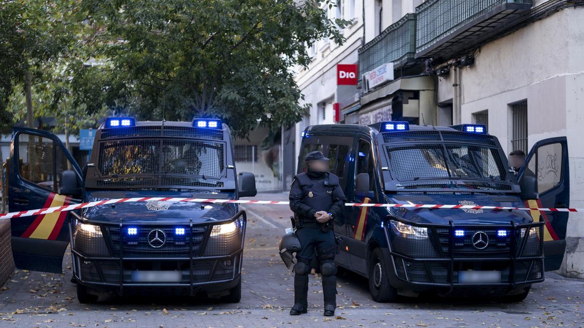 Archivo - Un policía nacional en un despliegue para el desalojo de un inmueble ocupado ilegalmente en Madrid