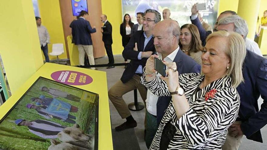 Mercedes Fernández, junto a Luis Venta y los ediles gijoneses del PP Sofía Cosmen, Pablo González y Mariano Marín, en uno de los pabellones de la Feria de Muestras de Asturias.