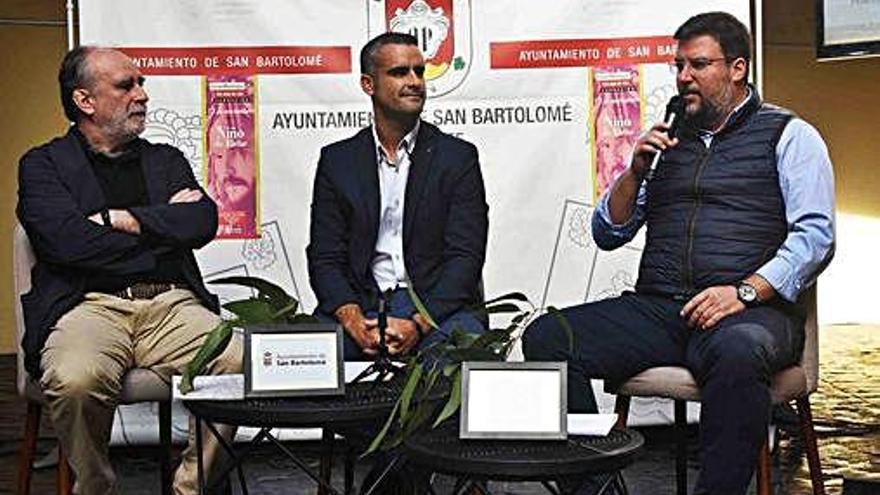 De izquierda a derecha, Fernando Gómez Aguilera, Alexis Tejera e Isidro Pérez, ayer, en el teatro municipal.