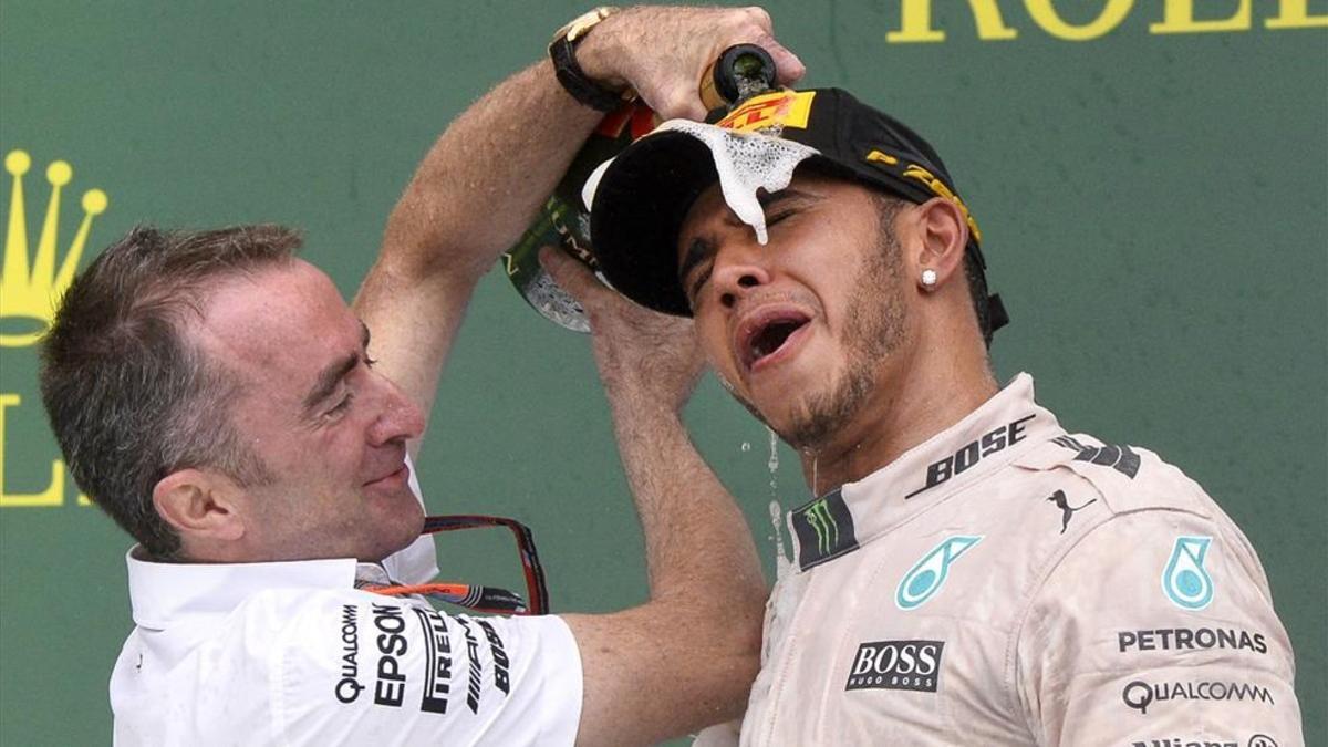 Paddy Lowe, en un podio junto a Lewis Hamilton, una alianza de gran éxito