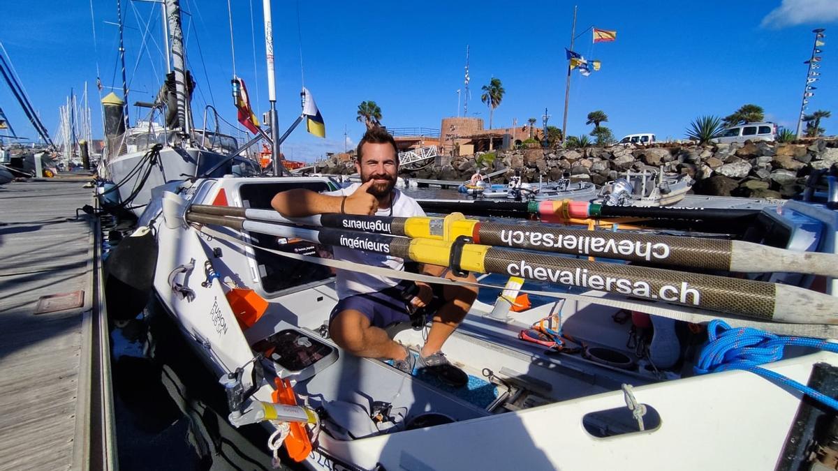 Louis Margot, en su embarcación a remo, tras llegar al Muelle Deportivo.