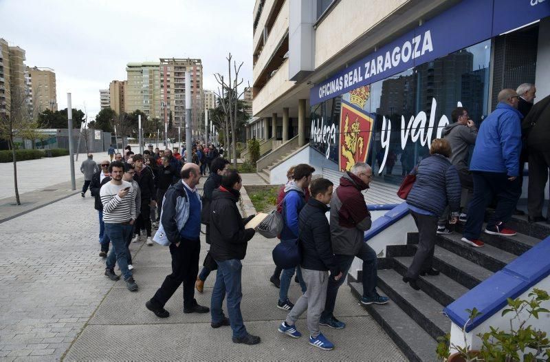 Largas colas para adquirir entradas para el derbi aragonés