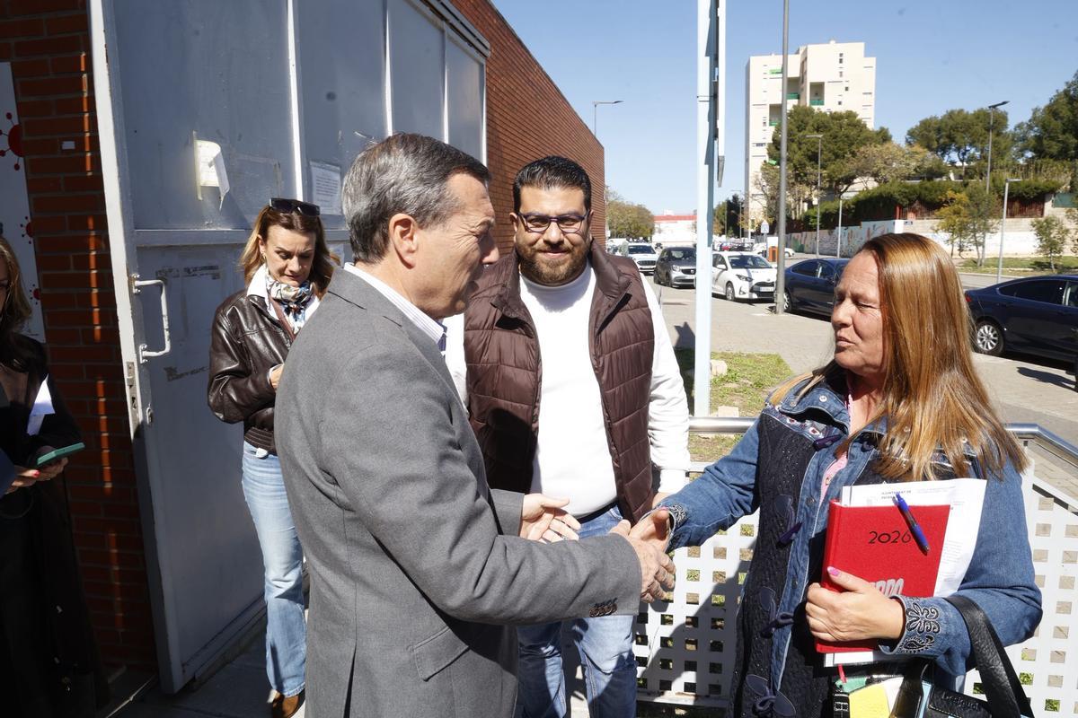 Marciano Gómez saluda a una de las representantes vecinales.