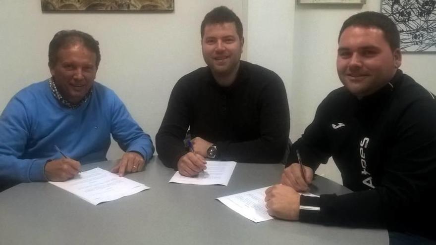 Pedro Vanrell, Biel Mas y Toni Torelló firmaron el convenio.