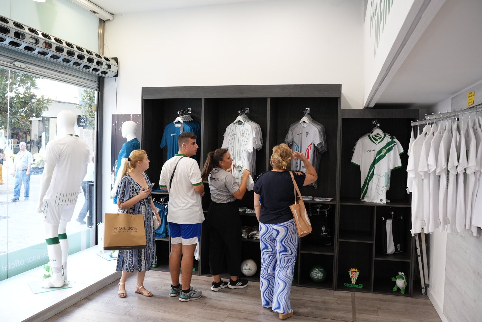 Las imágenes del lanzamiento de las nuevas equipaciones del Córdoba CF