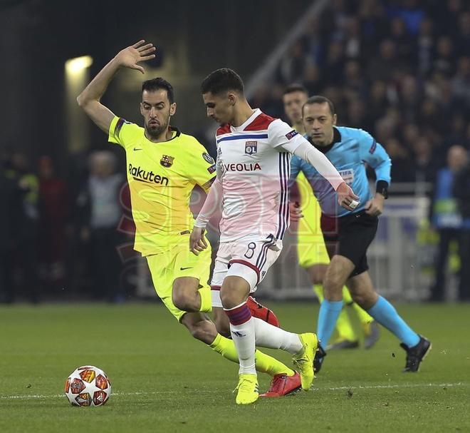 Jugada de Sergio Busquets en el partido de ida de octavos de final de la Champions League