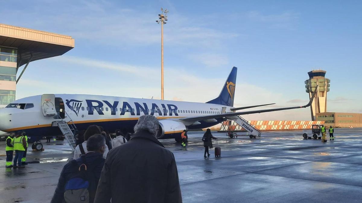 Un avión de Ryanair en el aeropuerto de Santiago de Compostela.