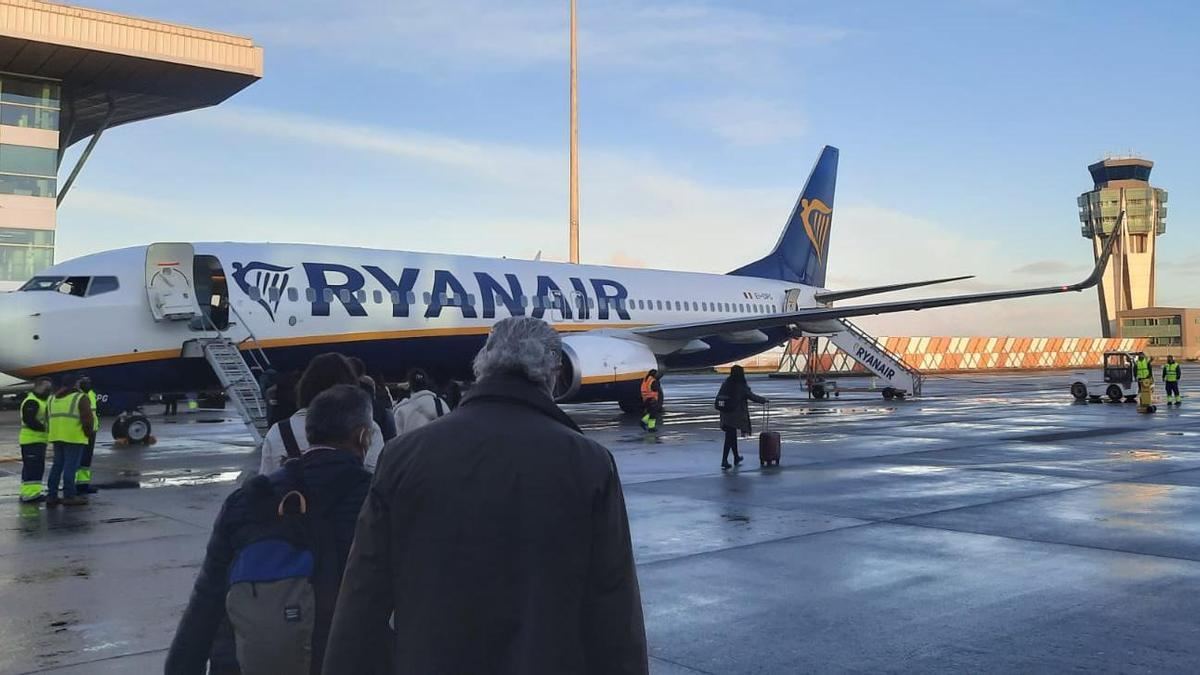 Un avión de Ryanair en el aeropuerto de Santiago de Compostela.