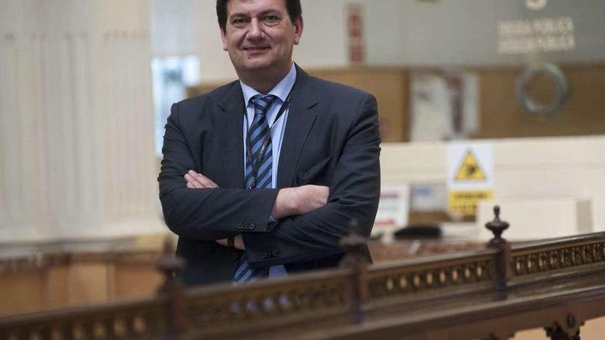 El director, Roberto Filgueira, en la entrada del Banco de España.