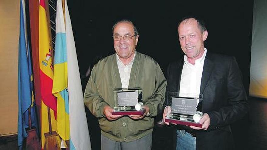 El padre Eladio González «Yayo» y Luis San Narciso, con las placas de los «Mierenses en el Mundo»