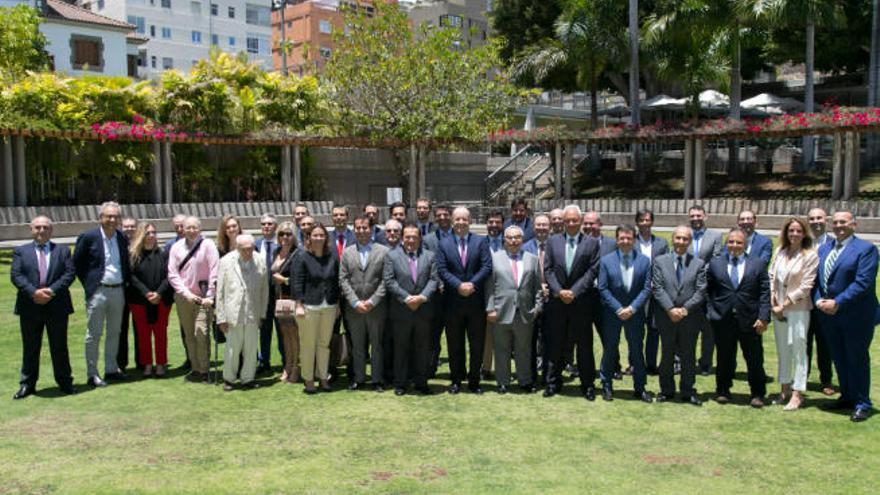 Foto de familia del tradicional almuerzo de Hiperdino con sus proveedores, ayer en el Hotel Mencey.