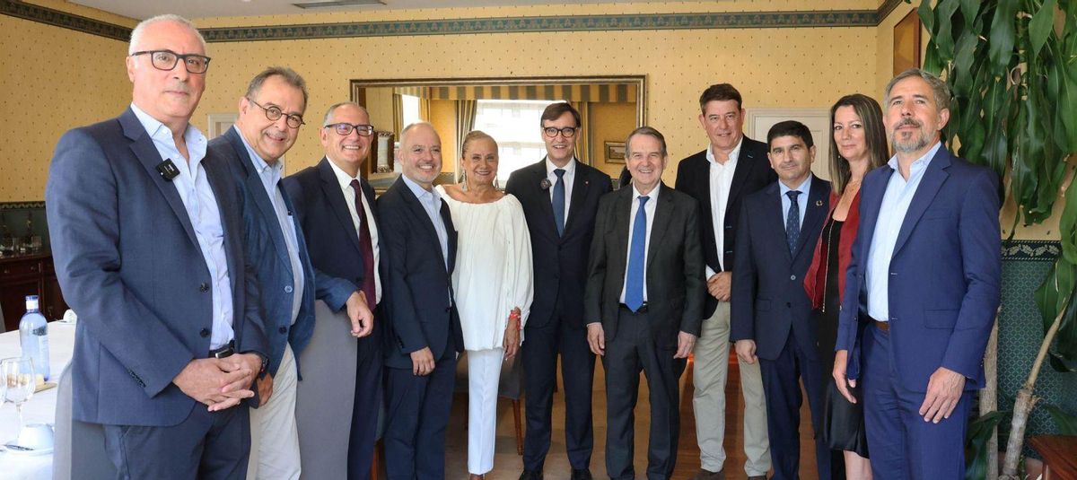 Desde la izquierda, Rogelio Garrido, Albert Sáez,
Juan Carlos Da Silva, David Regades, Carmela Silva,
Salvador Illa, Abel Caballero, José Ramón Gómez
Besteiro, Pedro Blanco, Lara Méndez
y Pedro Costa. | Alba Villar