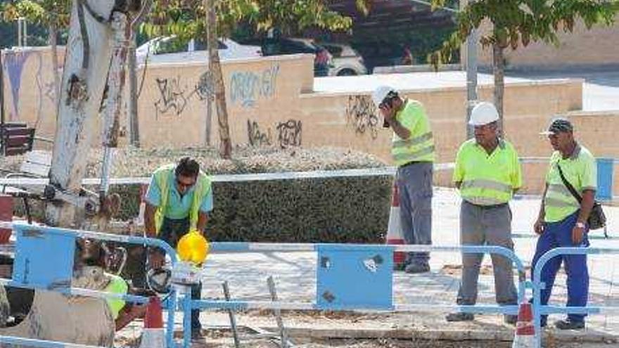 Los operarios trabajando en la zona de la tubería rota.