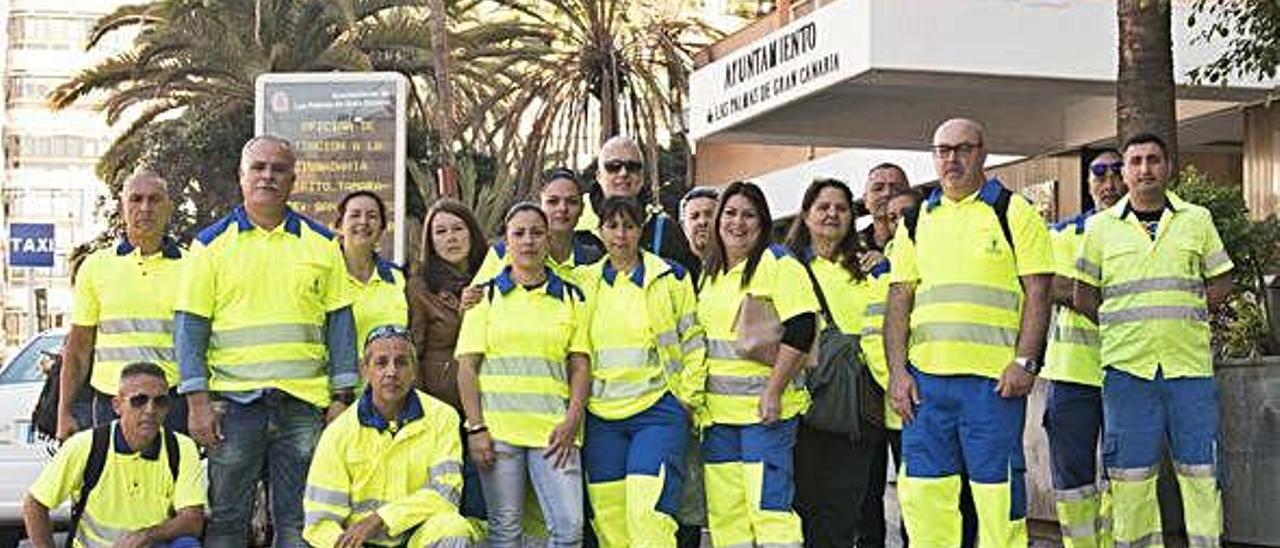 Barrenderos municipales en una concentración para reclamar su readmisión.