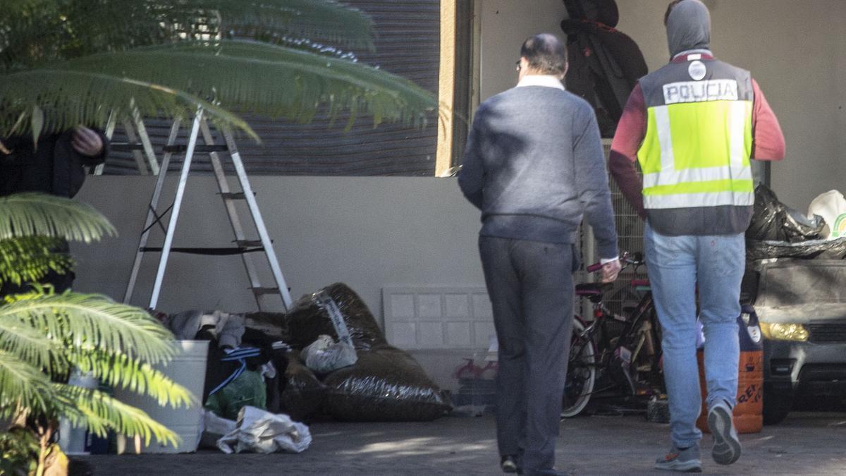 El letrado de Justicia y un policía junto a bolsas con marihuana que tenía «El linterna».