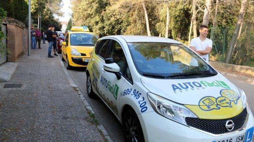 Cotxes d&#039;autoescola aturats per la vaga