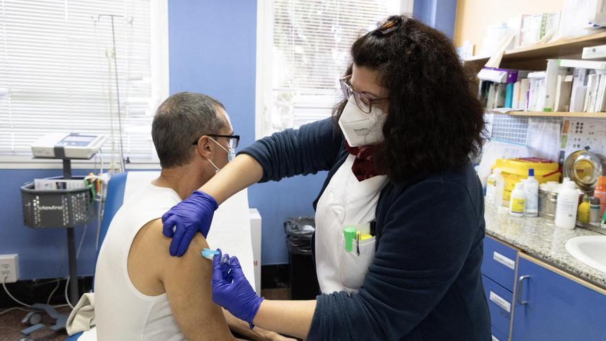 El triple de personas se vacuna contra la gripe y el covid en la provincia de Alicante