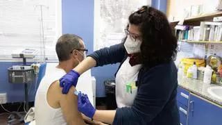 El triple de personas se vacuna contra la gripe y el covid en la provincia de Alicante