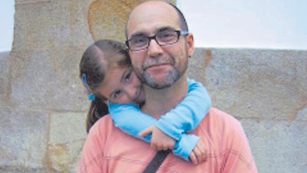 El profesor y escritor Javier García Rodríguez y su hija Claudia.