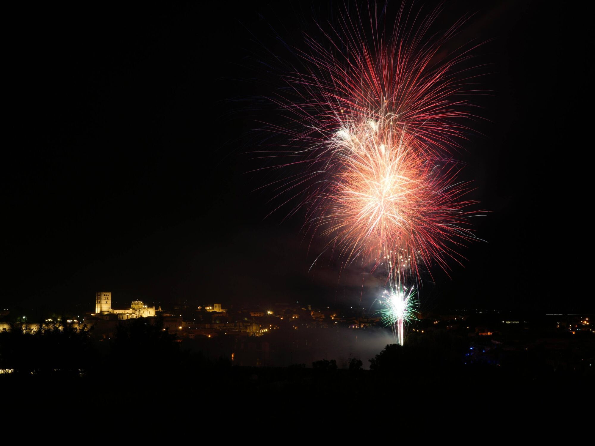 Castillo de fuegos artificiales. Fin de las Fiestas de San Pedro 2025 en Zamora.