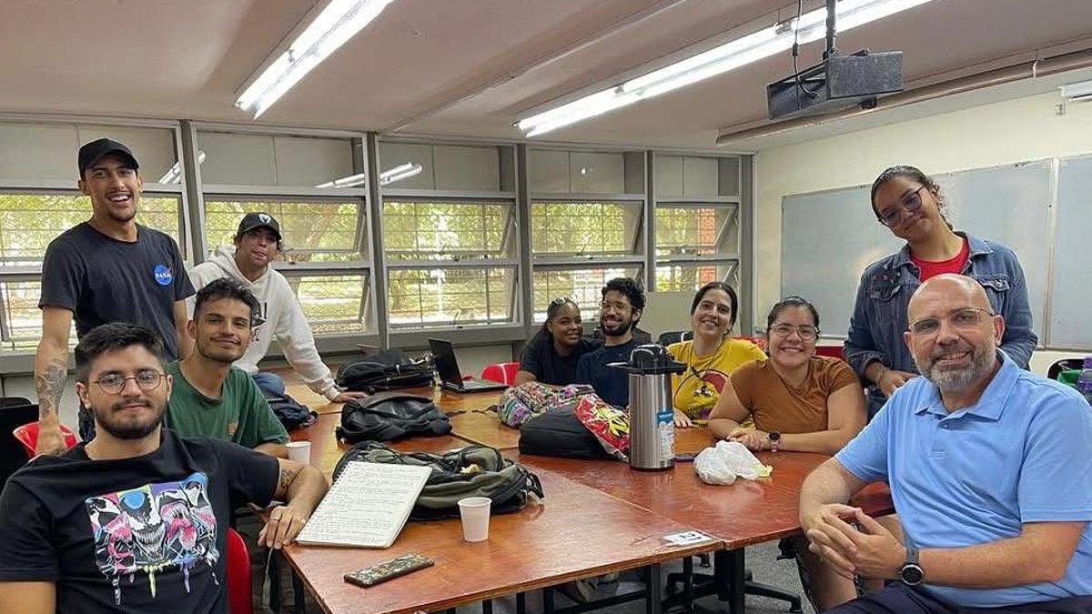 Victor Fernández Coalla con sus alumnos de la Escuela de Arquitectura de la Universidad del Valle