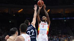 Lorenzo Brown lanza a canasta durante la final en la que España se impuso a Francia. 