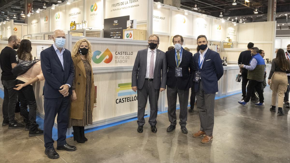 El presidente de la Diputación de Castellón, José Martí, acompañado por la diputada de Turismo, Virginia Martí, ha visitado el recinto de convenciones.