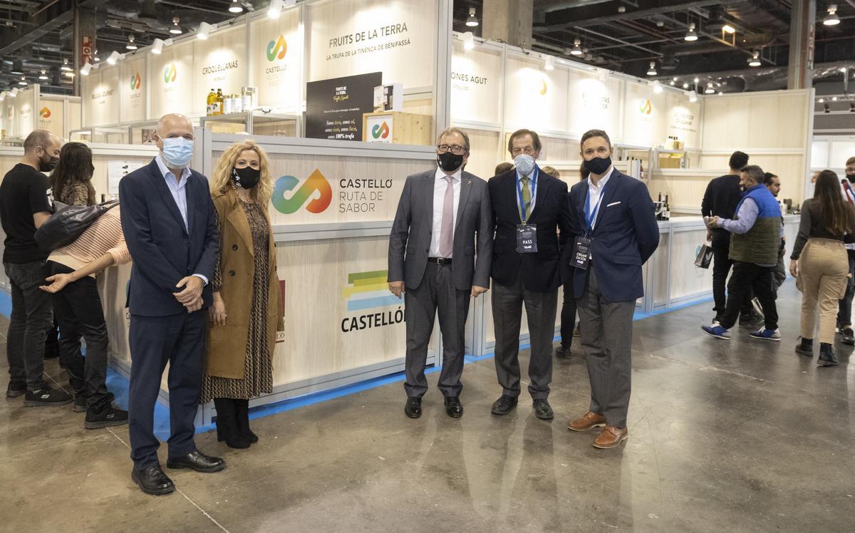 El presidente de la Diputación de Castellón, José Martí, acompañado por la diputada de Turismo, Virginia Martí, ha visitado el recinto de convenciones.