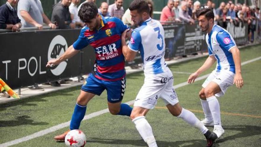 Alain Eizmendi rep la pressió de Migue Marín en el triomf de diumenge contra el Balears (1-0).