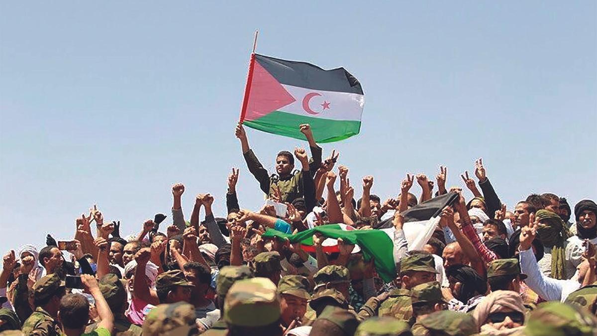 Manifestación en 1975 de saharauis liderada por el Frente Polisario contra la Marcha Verde que supuso la invasión marroquí del Sáhara tras abandonar España su excolonia