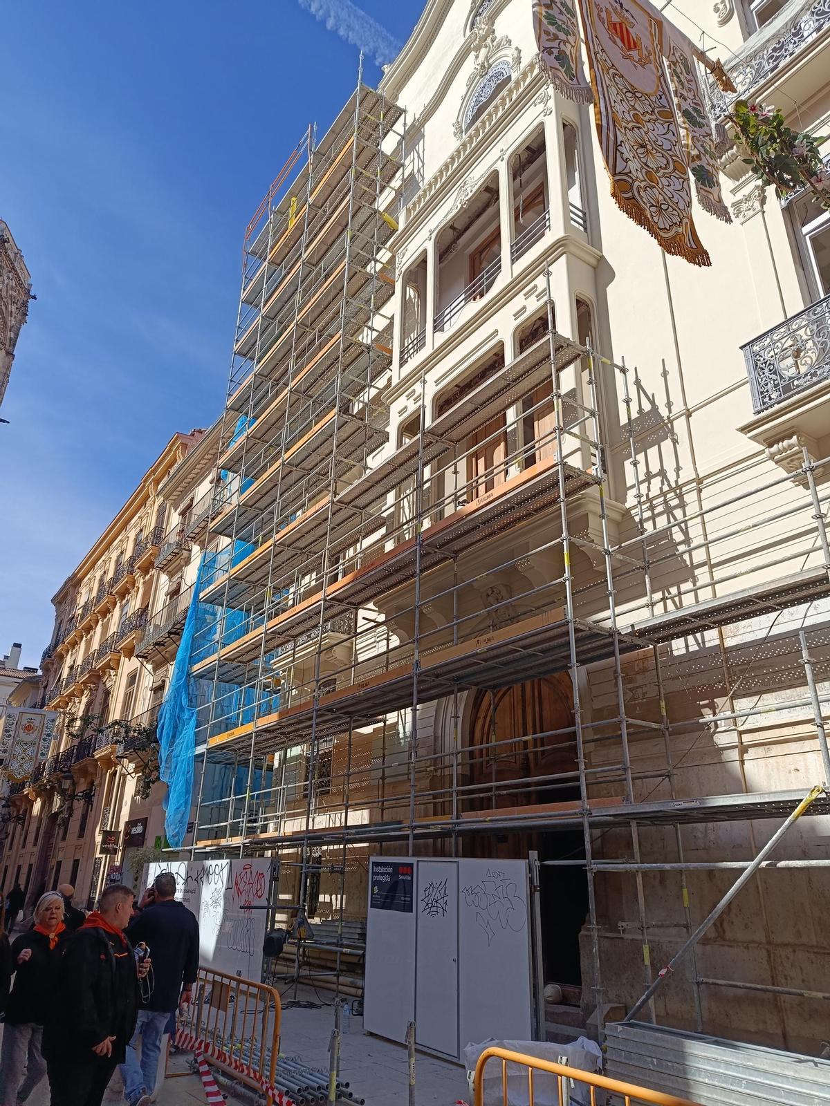 Andamio de la calle Micalet de València, paso de la ofrenda.