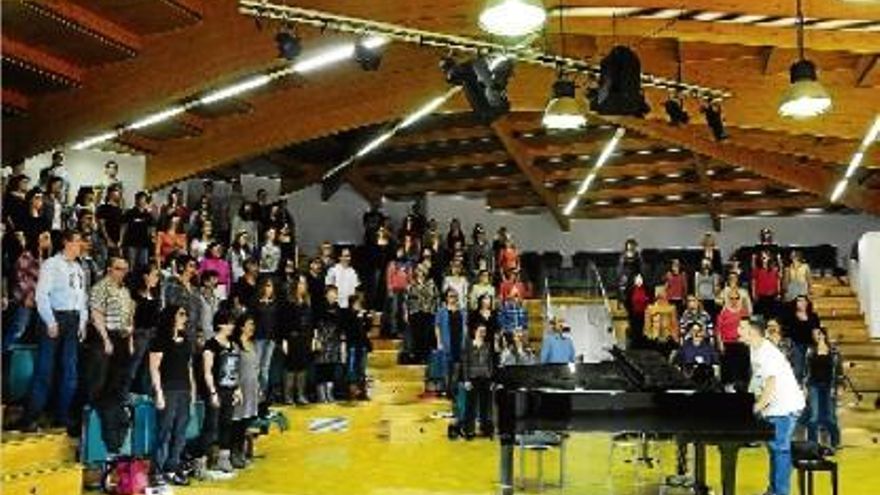 Els participants en el seminari es van moure i van cantar al ritme de Basilio Astúlez