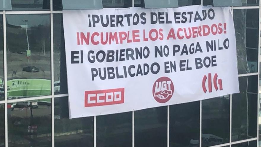 Carteles en el que los sindicatos reivindican que se cumpla el convenio en la sede de Puertos del Estado