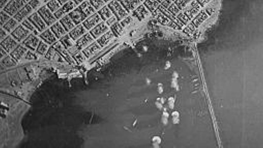 Imagen aérea del bombardeo captada por la aviación italiana en la que se observa el impacto de las bombas en el casco urbano y la bahía