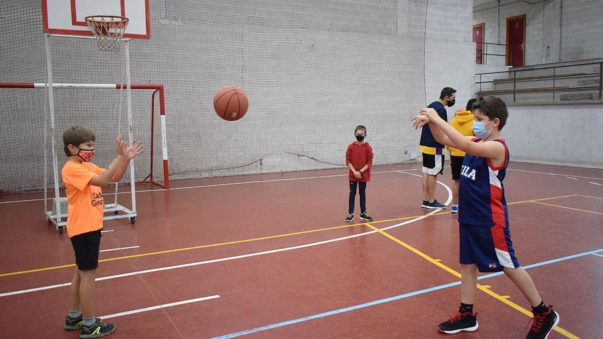 Participantes en las clases que se imparten en el pabellón de Baño.