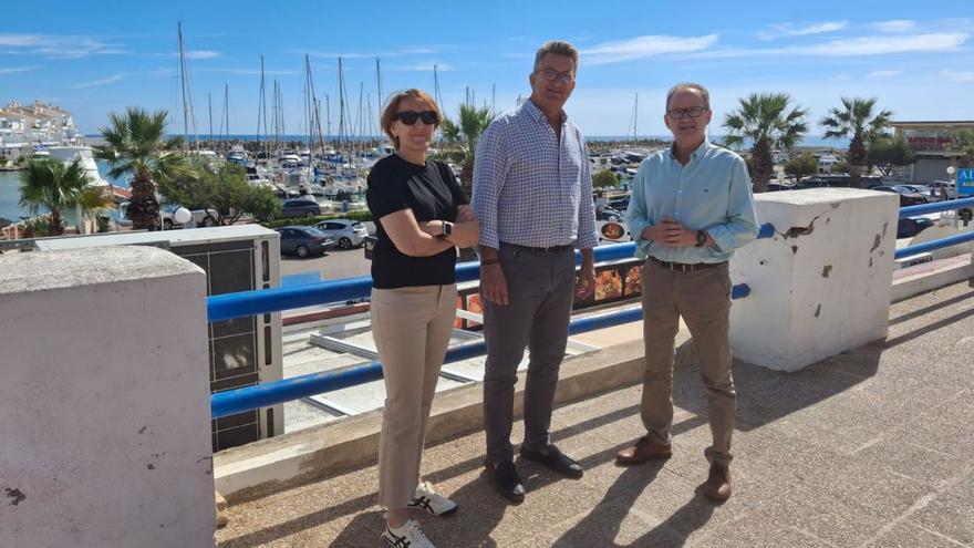 El conseller Vicente Martínez Mus, en el puerto náutico-deportivo de Alcossebre, junto al alcalde de Alcalà. | MEDITERRÁNEO