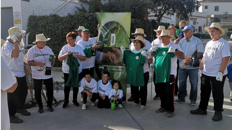 Los vecinos sacan brillo a Monte Dorado