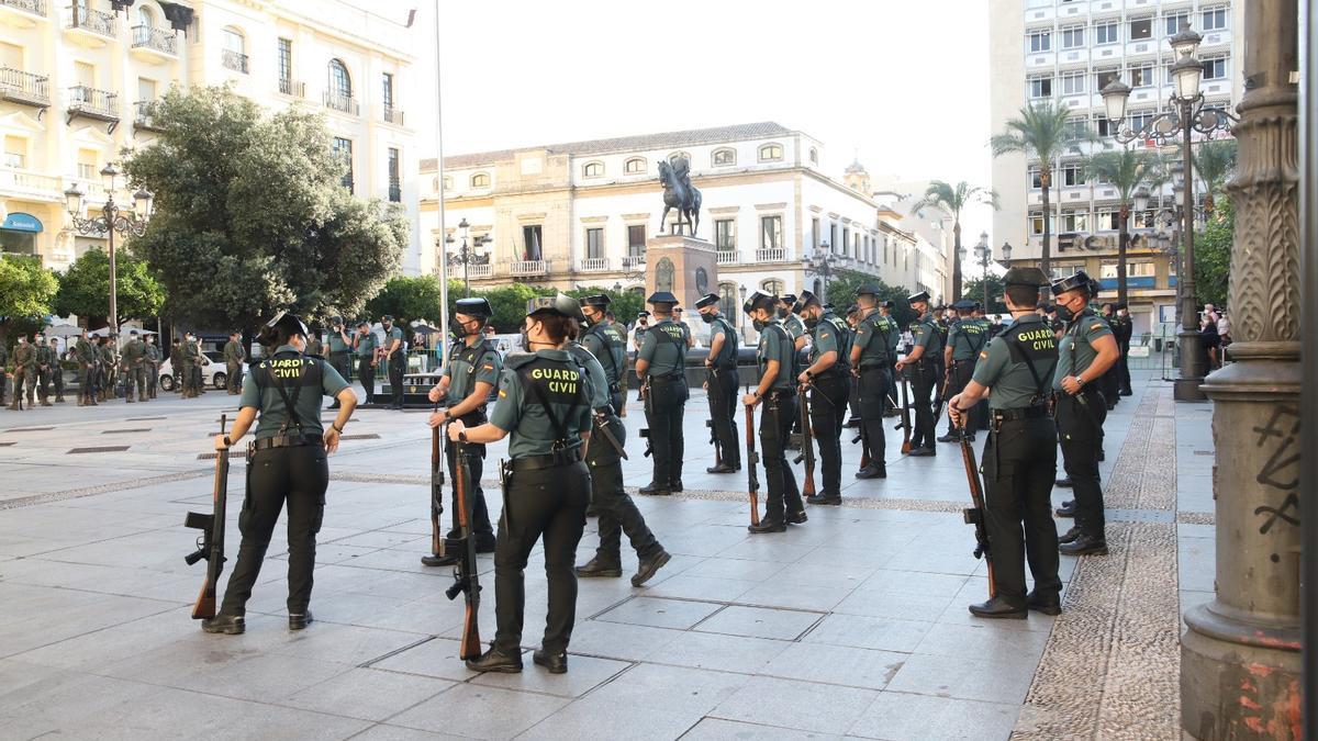 Ensayo del izado de bandera que se celebrará este miércoles 29 de septiembre en la Plaza de las Tendillas.