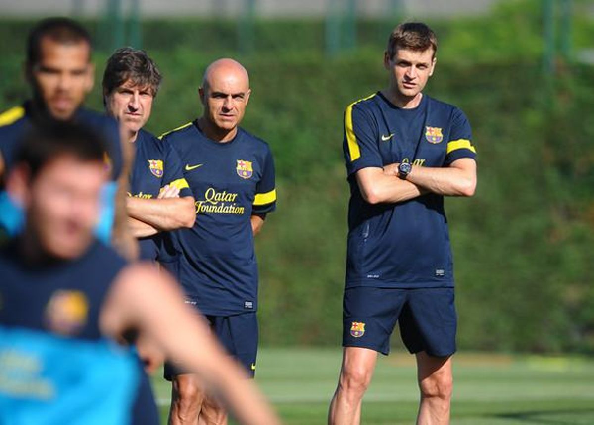 El nou entrenador, Tito Vilanova, amb el seu ajudant, Jordi Roura, supervisant la sessió doble d’entrenament a la qual han estat convocats set jugadors del Barça B per completar la sessió fins que arribin la resta de jugadors del primer equip.