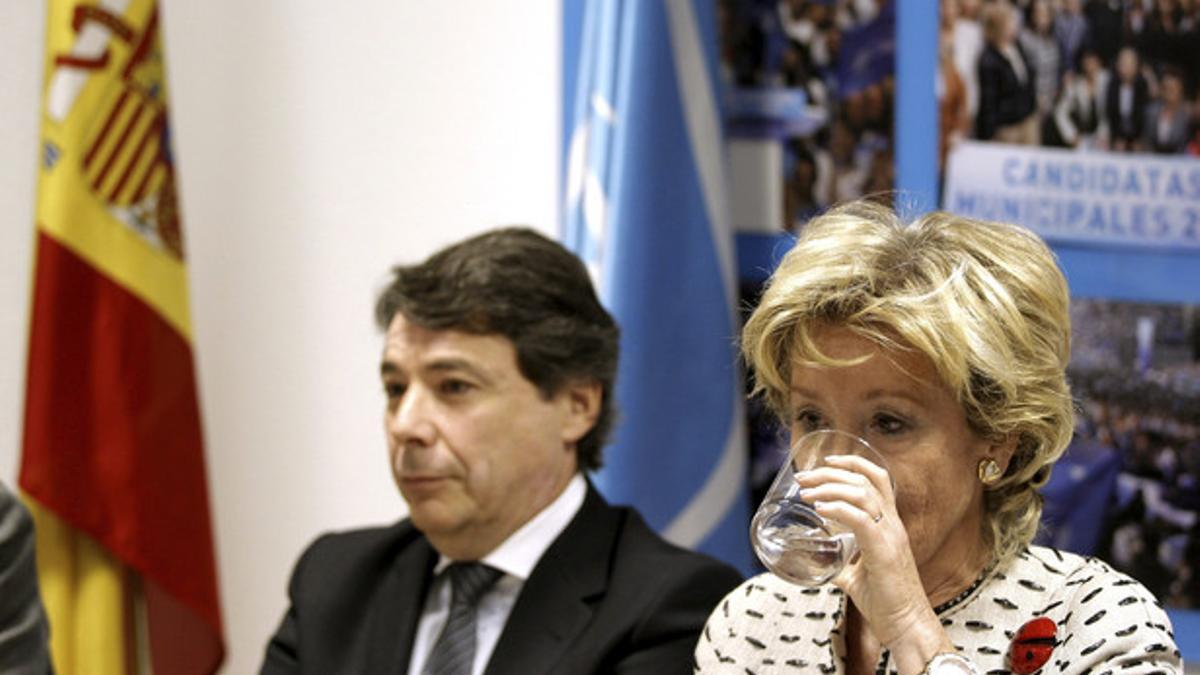 Esperanza Aguirre, junto al vicepresidente de la Comunidad, Ignacio González, este miércoles, durante la reunión del comité de dirección del PP de Madrid.