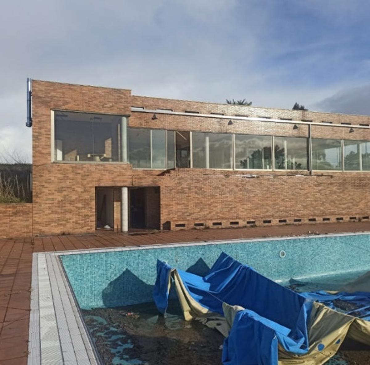 Vista del edificio principal con la piscina.