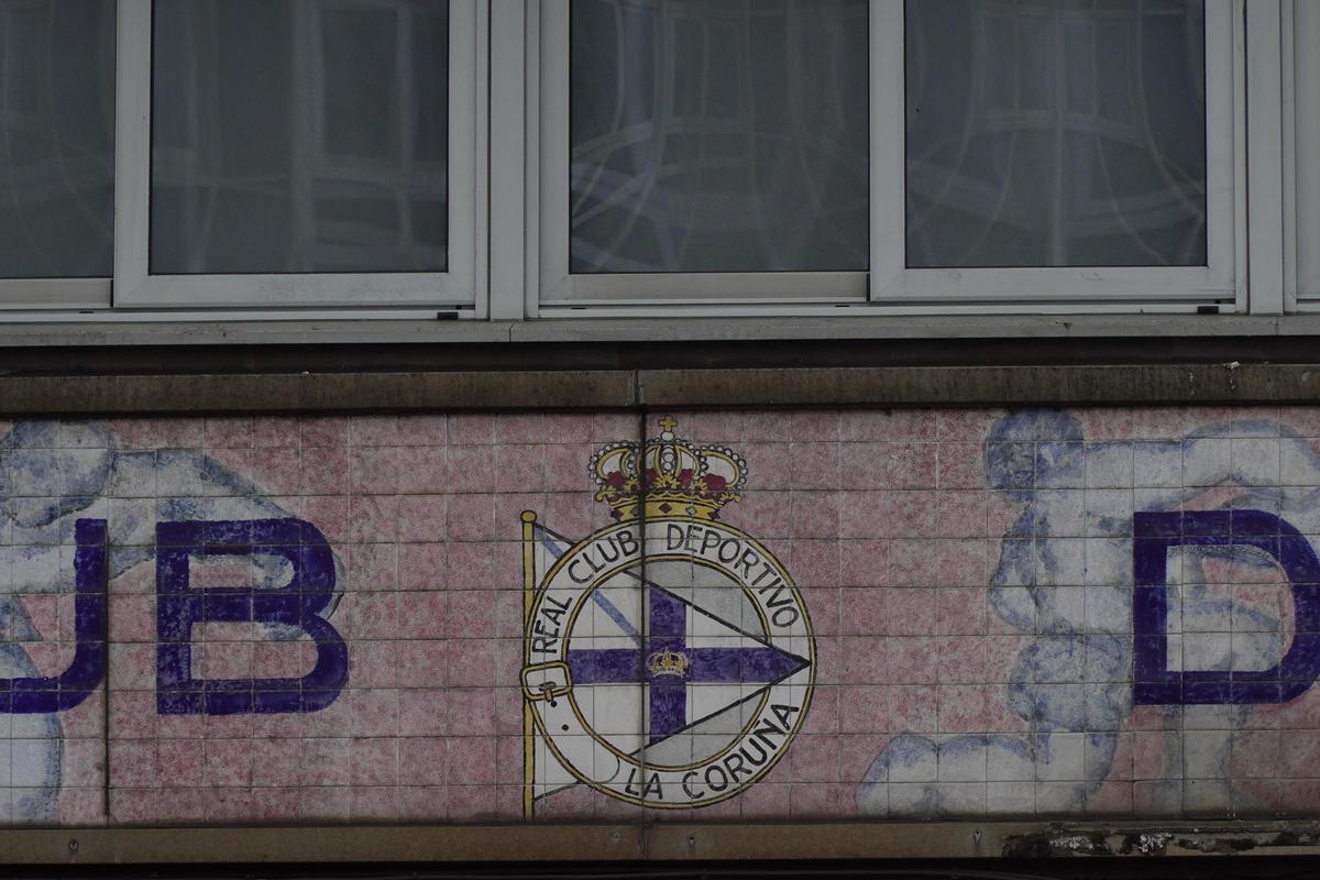 El escudo de la entidad en su antigua oficina de la Plaza de Pontevedra
