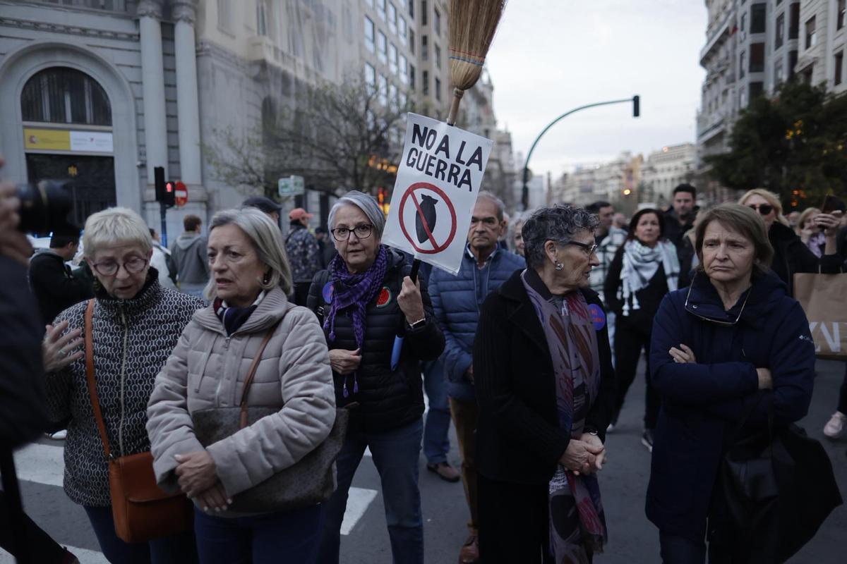 Manifestantes recorren las calles de València en la protesta del 'No a la guerra'