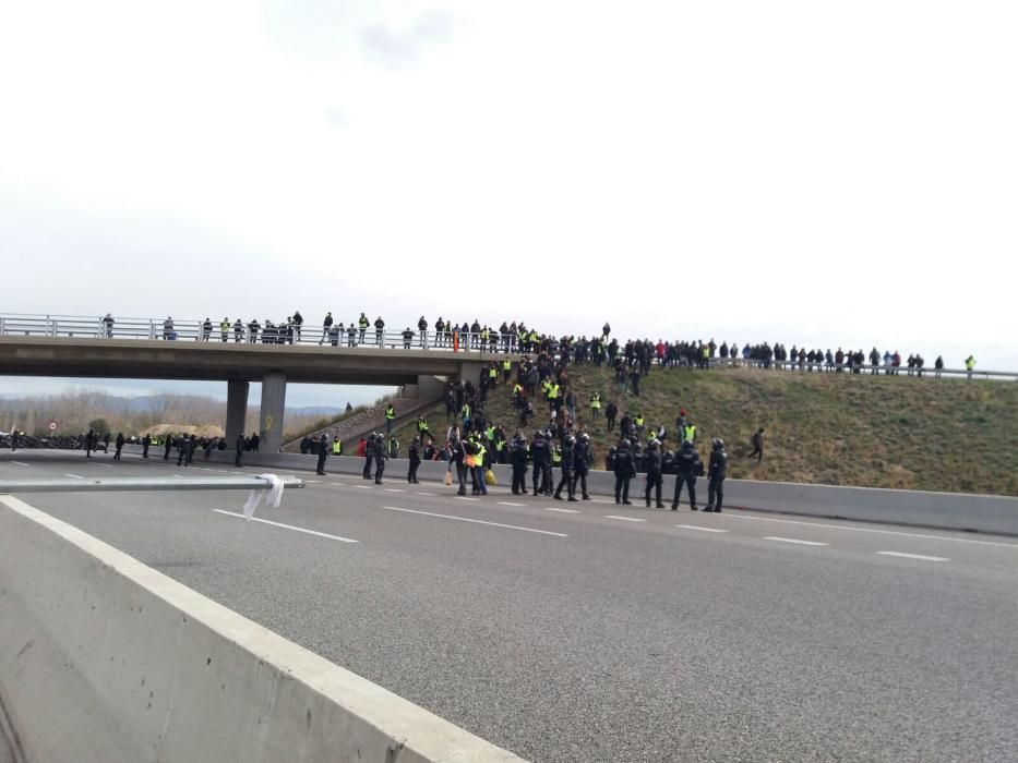 Els Mossos desallotgen els manifestants de l'AP-7