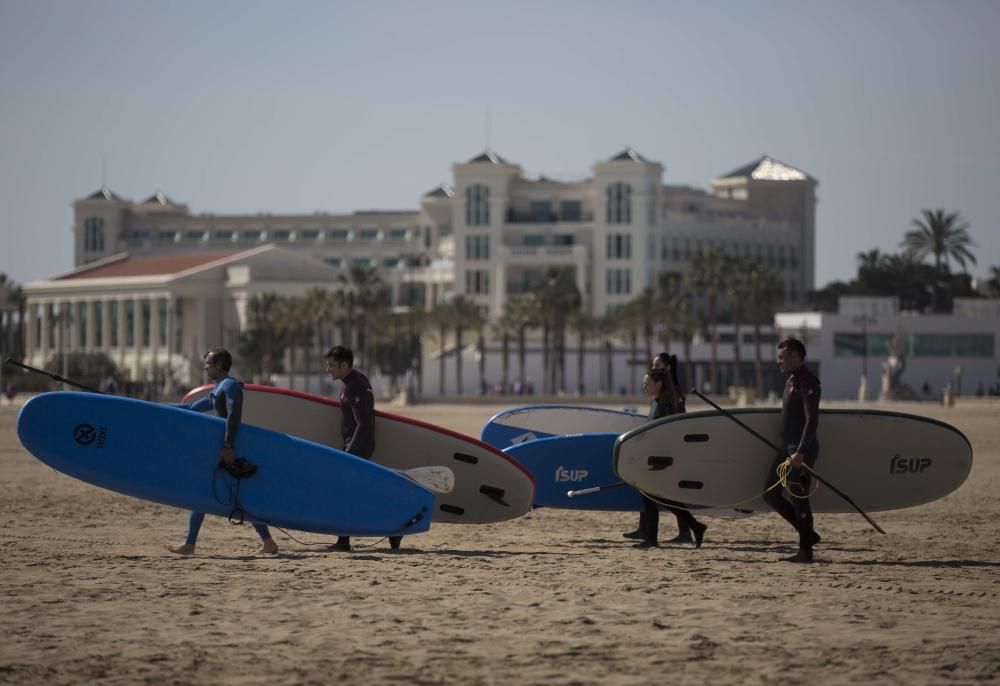 Numerosas personas han disfrutado de la jornada festiva y el sol en la playa.