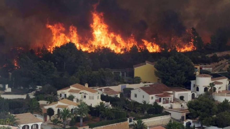 Más de 1.000 evacuados y varios chalets calcinados en un incendio en Alicante